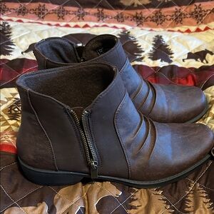 Easy Street Women’s Dark Brown Zipper Boots